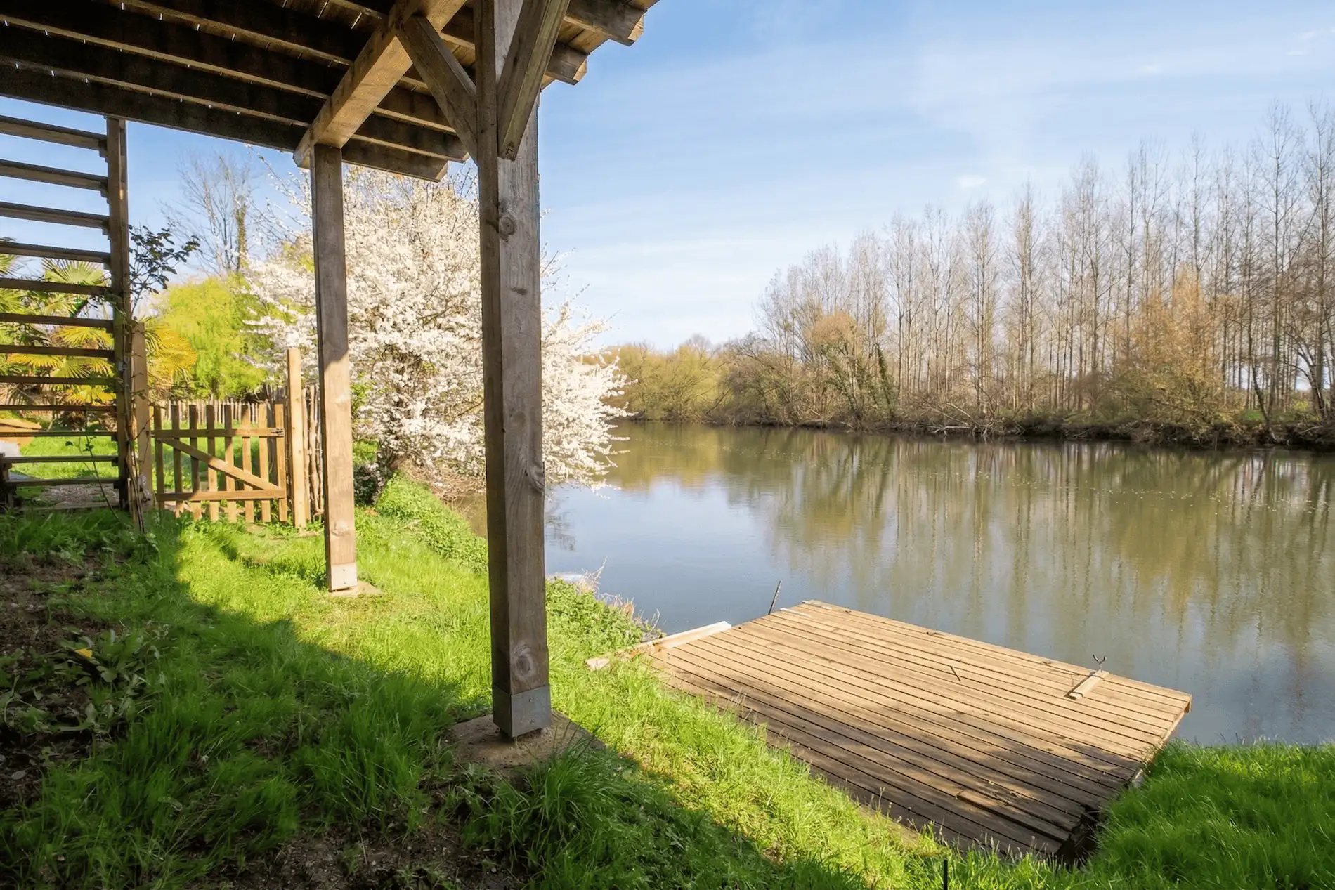 Location de vacances en Dordogne, l'instant de l'Isle, ponton privé pour pêcher