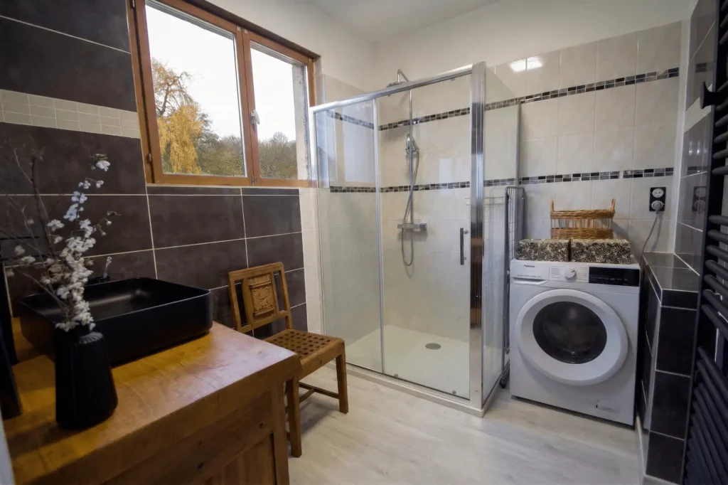 Salle de bain équipée avec lave et seche linge