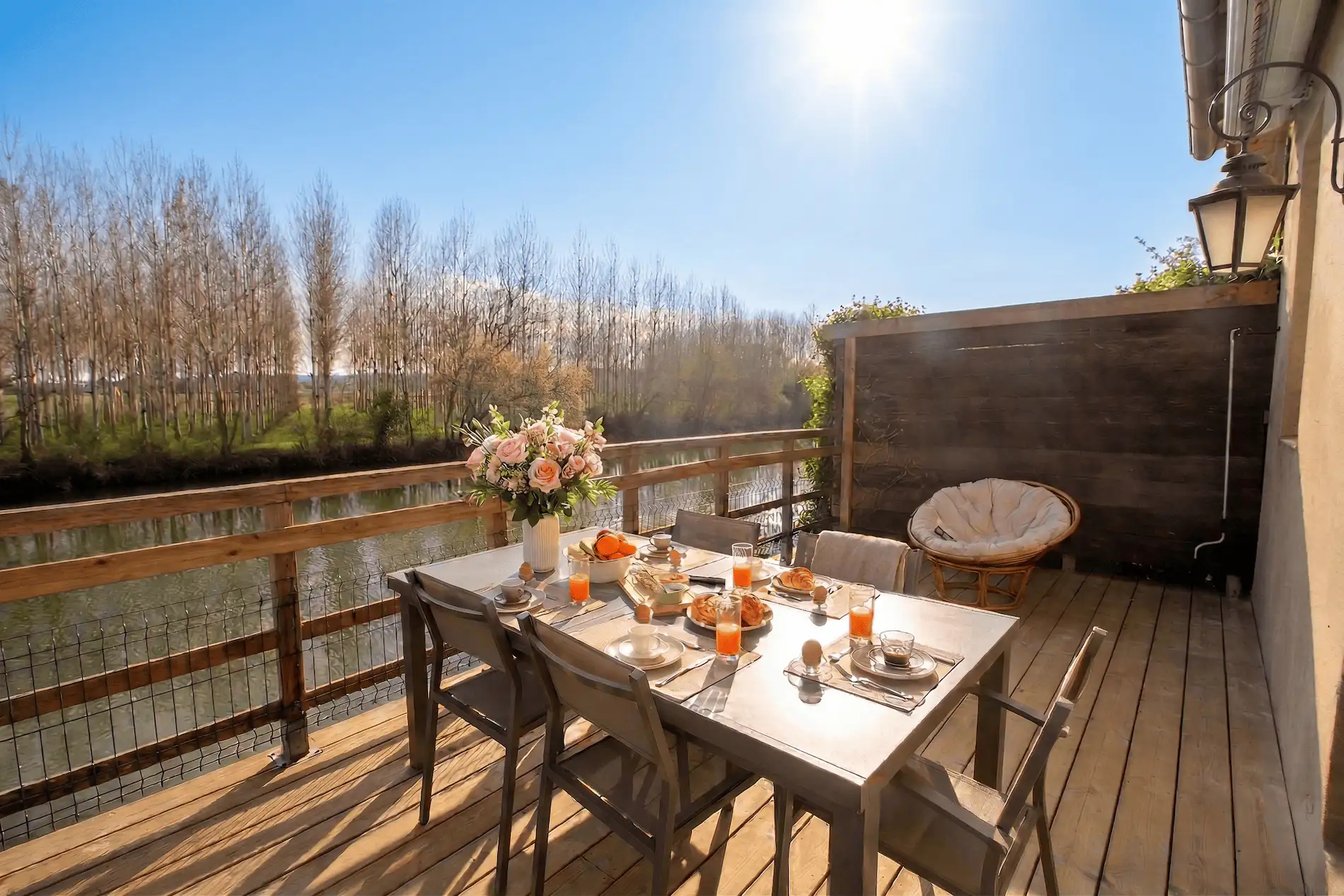 Location de vacances en Dordogne, l'instant de l'Isle, terrass au bord de la rivière pour un séjour cocooning