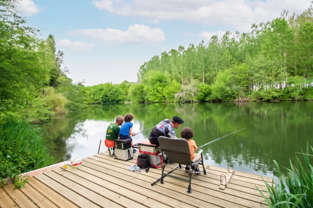 Moment de pêche en famille dans une location saisonnière en Dordogne