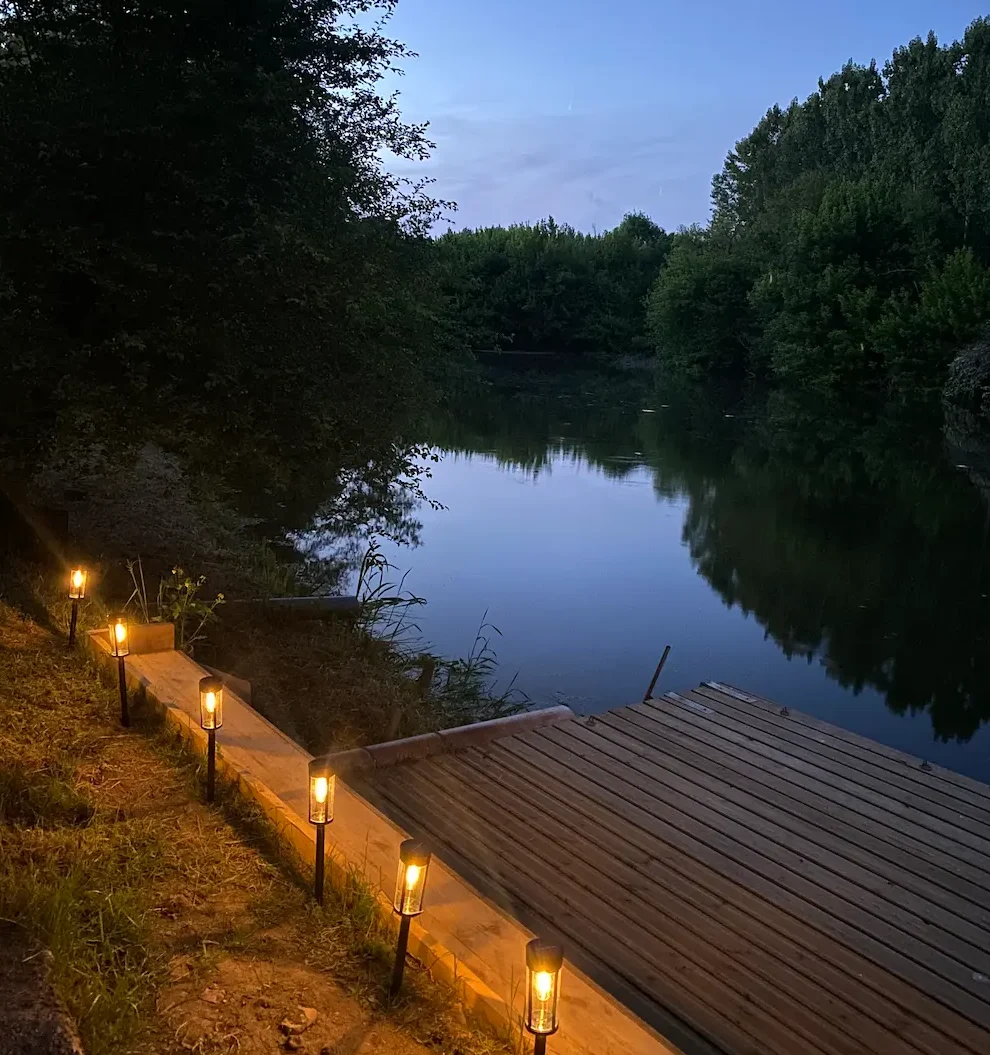 Superbe Ponton privé la nuit illuminé