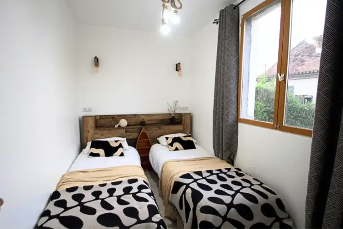Chambre avec deux lits simples du gîte en Dordogne
