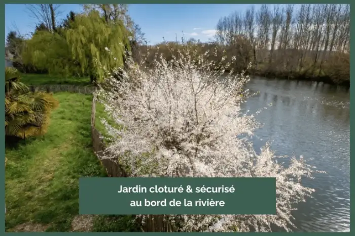 Jardin clôturé et sécurisé au bord de la rivière en Dordogne