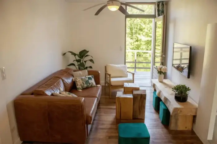 Salon avec meubles en bois naturel faits maison